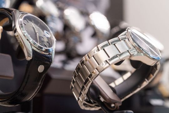 Klasyczne kontra fashion – czym różnią się te rodzaje zegarków?